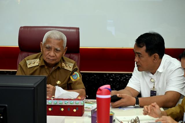 Wakil Gubernur Sumatera Utara (Sumut) Surya didampingi sejumlah OPD mengikuti Rapat Koordiasi (Rakor) Pengendalian Inflasi Tahun 2025 di Command Center Sumut Smart Province lantai 6 Kantor Gubernur Sumut Jalan Diponegoro 30 Medan, Senin (11/8/2025). Foto/Diskominfo Sumut
