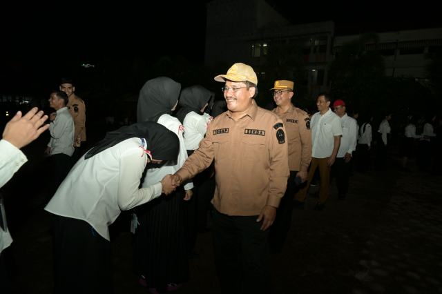 Sekdaprov Sumut Togap Simangunsong, memberikan arahan dan bimbingan kepada para peserta Diklat, pada acara penutupan Diklat CPNS di lapangan kantor BPSDM provinsi di Jalan Ngalengko Medan, Senin (11/08/2025). Foto/Diskominfo Sumut