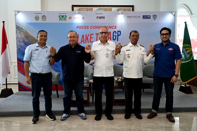 Asisten Perekonomian dan Pembangunan Pemprov Sumut M. Armand Effendy Pohan bersama Wakil Bupati Toba Audy Murphy Sitorus serta Direktur Pemasaran InJourney Tourism Development Corporation (ITDC) Troy Reja Warokka pada acara Konferensi Pers Aquabike dan F1 Powerboat World Championship, di Kantor Gubernur, Jalan Diponegoro, Rabu (13/8/2025). FotoDiskominfo Sumut