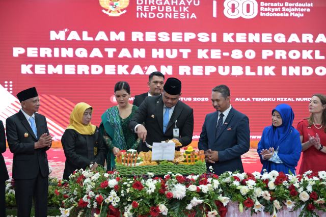 Gubernur Sumatera Utara, Bobby Afif Nasution bersama Wakil Gubernur Surya menjamu tamu pada acara Malam Resepsi Kenegaraan Peringatan Hari Ulang Tahun (HUT) ke-80 Kemerdekaan Republik Indonesia di Aula Tengku Rizal Nurdin, Jalan Sudirman No 41 medan, Minggu (17/8/2025). Foto/Diskominfo Sumut