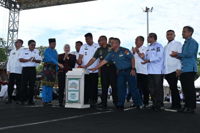 Gubernur Sumatera Utara Muhammad Bobby Afif Nasution didampingi Sekretaris Daerah Provinsi Sumut Togap Simangunsong, Ketua DPRD Sumut Erni Ariyanti Sitorus, serta unsur forkopimda lainnya, menghadiri dan membuka Pekan Inovasi dan Investasi Sumut Tahun 2025 di halaman Istana Maimun Medan, Rabu (20/8/2025). Foto/Diskominfo Sumut .