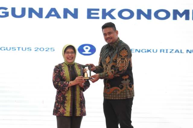 Gubernur Sumut, Bobby Nasution mengikuti Rapat Koordinasi Pembangunan Ekonomi Makro bersama Kepala BPS RI Amalia Adininggar Widyasanti dan Perum Bulog di Aula Tengku Rizal Nurdin, Rabu malam (20/8/2025). Foto/Diskominfo Sumut