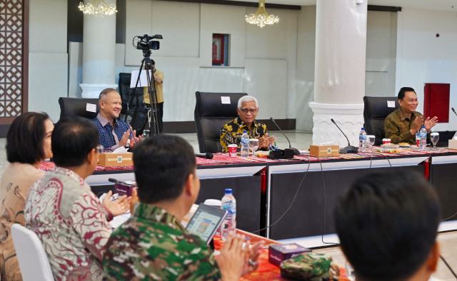 Wakil Gubernur Sumatera Utara, Surya memimpin pertemuan High Level Meeting bersama Tim Pengendali Inflasi Daerah (TPID) dan Tim Percepatan dan Perluasan Digitalisasi Daerah (TP2DD) Provinsi Sumatera Utara Tahun 2025 di Aula Raja Inal Siregar Kantor Gubernur Sumut Jalan Diponegoro Nomor 30 Medan, Jumat (29/8/2025). Foto/Diskominfo Sumut