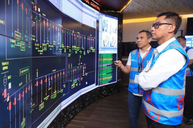 Direktur Utama PLN, Darmawan Prasodjo saat mendampingi petugas melakukan monitoring sistem kelistrikan secara digital. Inisiatif ini merupakan bagian dari transformasi end-to-end yang dijalankan PLN dan terus memberikan dampak signifikan serta berkelanjutan terhadap kinerja perusahaan.