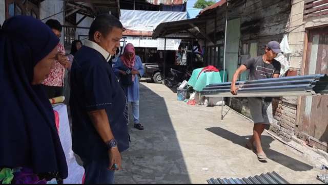 Ketua Fraksi Partai Demokrat DPRD Kota Medan, H. Iswanda Ramli menyerahkan bantuan material bangunan kepada warga korban puting beliung, Sabtu (2/8/2025).