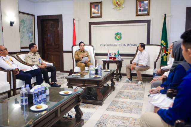 Wali Kota Medan Rico Tri Putra Bayu Waas menerima audiensi PT Medan Binjai Toll di Balai Kota, Senin (4/8/2025).