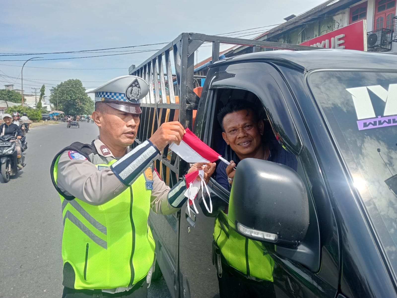 Sat Lantas Polres Pelabuhan Belawan Bagikan Bendera Merah Putih dan Himbau Tertib Lalu Lintas