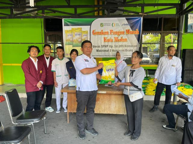 Gerakan Pangan Murah (GPM) berupa beras SPHP 5 Kg, di halaman Kantor Kecamatan Medan Petisah, Rabu (6/8/2025).