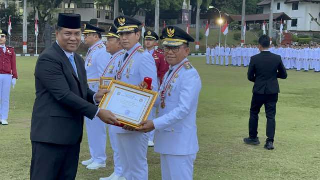 Wali Kota Medan Rico Tri Putra Bayu Waas dan Wakil Wali Kota Medan H. Zakiyuddin Harahap menerima penghargaan dari IPDN.