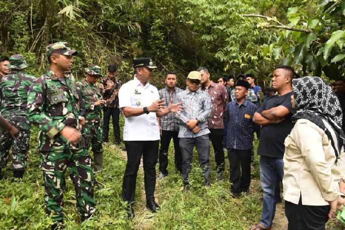 Bupati Madina H Saipullah Nasution bersama tim sedang survei jalan penghubung Siobon - Sopo Batu