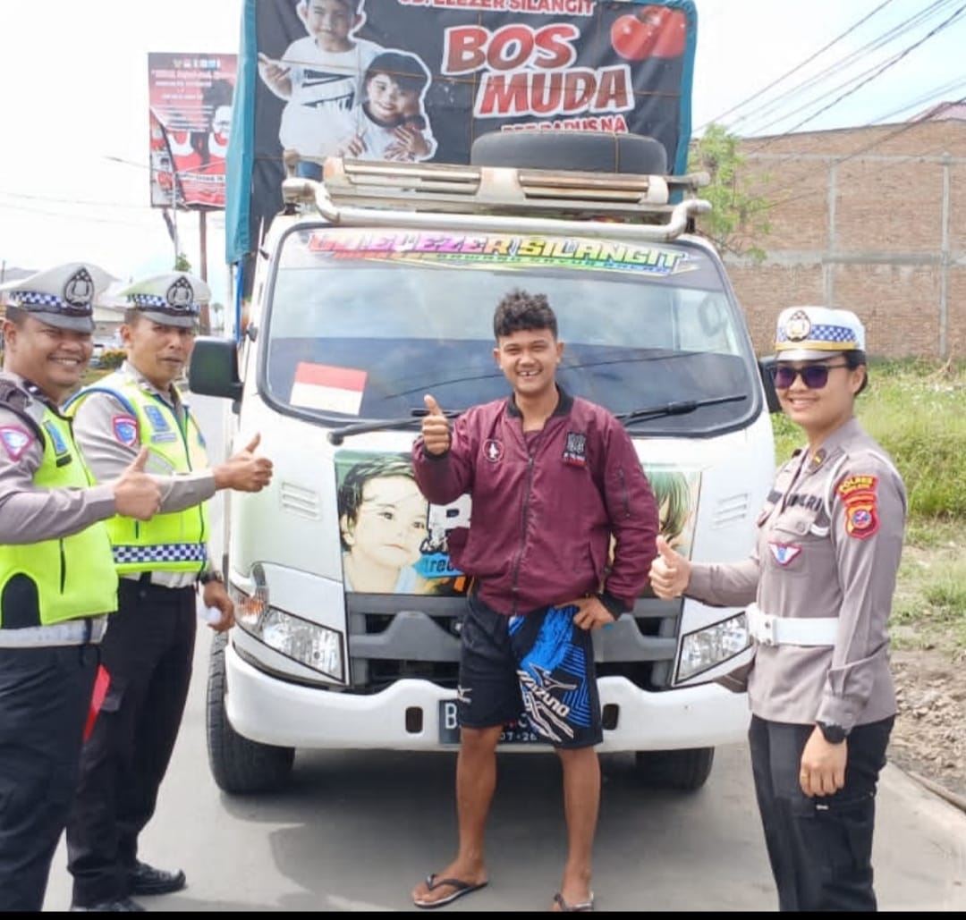 Polantas Tanah Karo Bagikan Bendera dan Edukasi Tertib Lalu Lintas Sambut HUT RI Ke-80