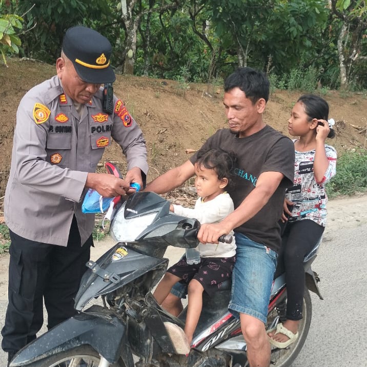 Polsek Juhar Ajak Warga Kibarkan Merah Putih Sambut HUT RI Ke-80