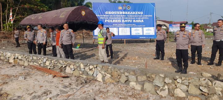 Kapolres Batubara, AKBP Doly Nelson H. H. Nainggolan, S.H., M.H., bersama Pejabat Utama (PJU) meninjau pengecekan progres pembangunan Satuan Pelayanan Pemenuhan Gizi (SPPG) Polres Batubara di Mapolsek Labuhan Ruku, Kamis (7/8/2025).