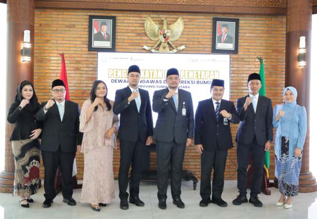 Gubernur Sumatera Utara Bobby Nasution foto bersama dengan Direktur Utama (Dirut) Perumda Tirtanadi Ardian Surbakti dan Salman Sihotang menjadi Direktur Administrasi dan Keuangan Perumda Tirtanadi, Jumat (8/8/2025).