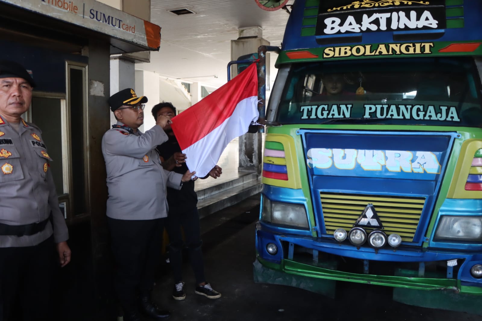 Kapolres Tanah Karo Bagikan Bendera Merah Putih Di Terminal Kabanjahe