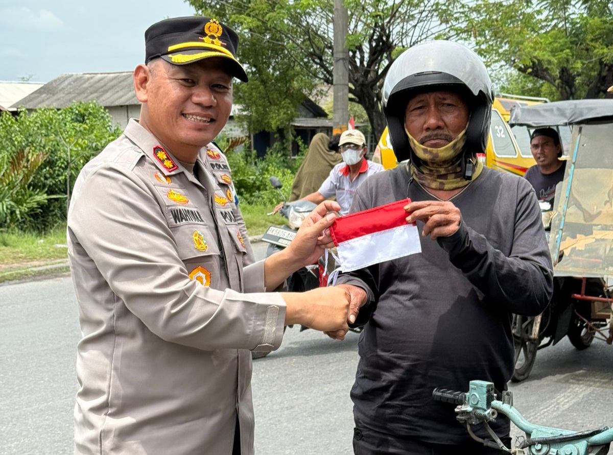 Sambut HUT Kemerdekaan RI Polres Pelabuhan Belawan Bagikan Bendera Merah Putih