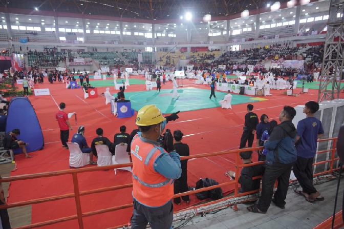 Salah satu petugas pelayanan teknik yang sedang melakukan koordinasi saat acara pencak silat berlangsung.