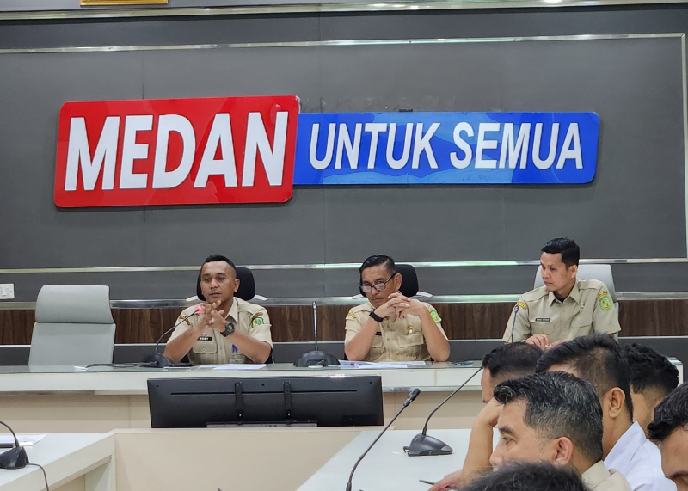 Kepala Badan Pendapatan Daerah (Bapenda) Kota Medan, T. Roby Chairi memimpin rapat evaluasi penerimaan PBB di Kantor Bapenda Kota Medan, Senin (11/8/2025).