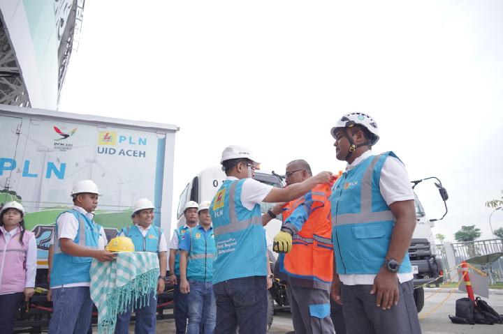 Penyematan Rompi dan Helm kepada Petugas Pelayanan Teknik dan pegawai siaga yang dilakukan langsung oleh GM PLN UID Sumut, Ahmad Syauki, Senin (11/8/2025).