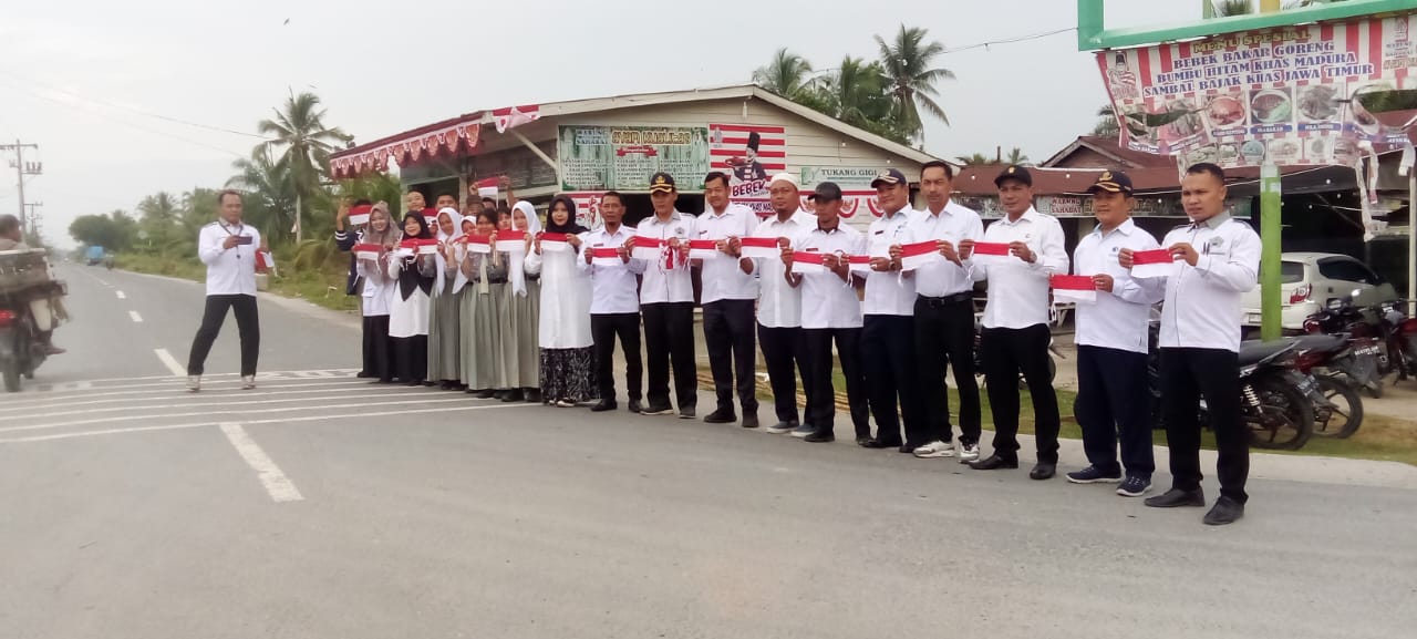 SMAN 1 Kualuh Leidong Bersama Muspika Bagikan Bendera Merah Putih 
