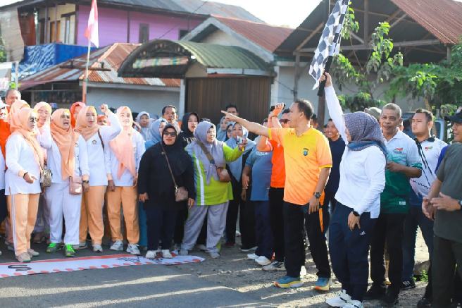 Wakil bupati Madina Atika Azmi Utammi Nasution melepas jalan santai.