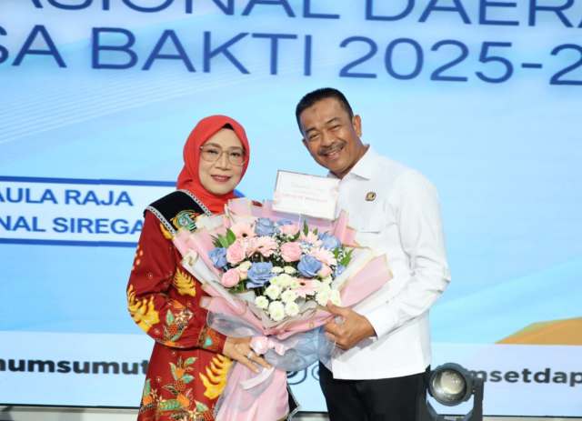 Ny Yufri bersama Bupati Madina usai pengukuhan