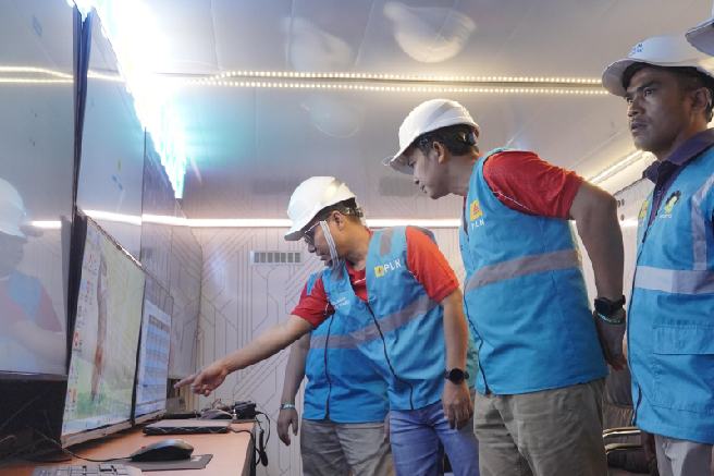 General Manager PLN UID Sumatera Utara, Ahmad Syauki bersama Senior Manager Distribusi, Hariadi Fitrianto saat melakukan pemantauan sistem kelistrikan di DCC mobile Sumatera Utara, Selasa (12/8/2025).