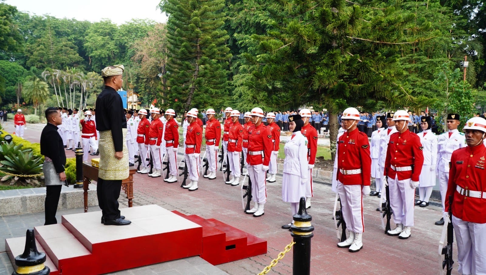 Sekda Amril Serahkan Duplikat Bendera Pusaka ke Paskibra Langkat