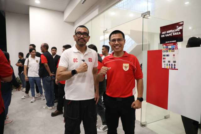 Exco PSSI, Arya Sinulingga (kiri) bersama General Manager PLN UID Sumatera Utara, Ahmad Syauki (kanan) berfoto pasca closing ceremony Piala Kemerdekaan, Senin (18/8/2025).