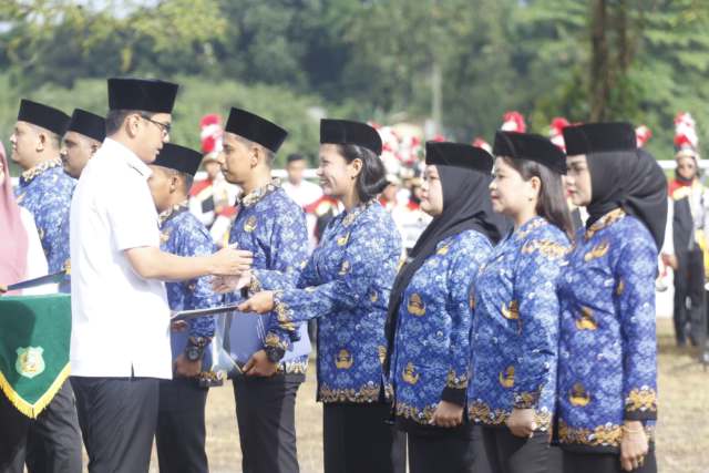 Wali Kota Medan Rico Waas menyerahkan SK kepada salah seorang PPPK, Rabu (20/8/2025).