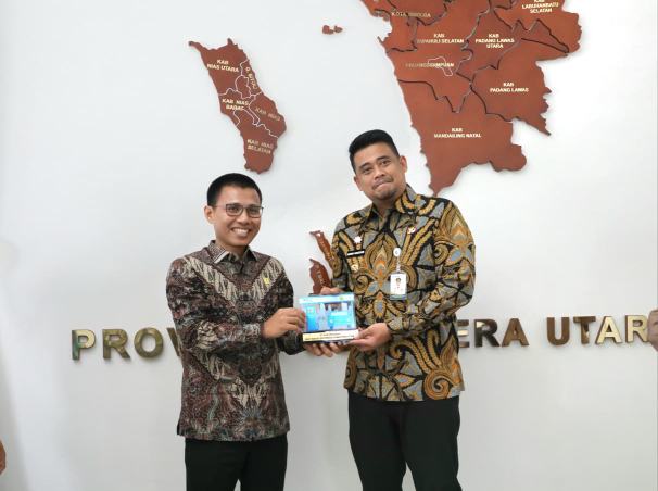 Penyerahan Plakat dari PLN UID Sumatera Utara sebagai wujud sinergi untuk mewujudkan Green Energy dan listrik merata di Sumatera Utara
