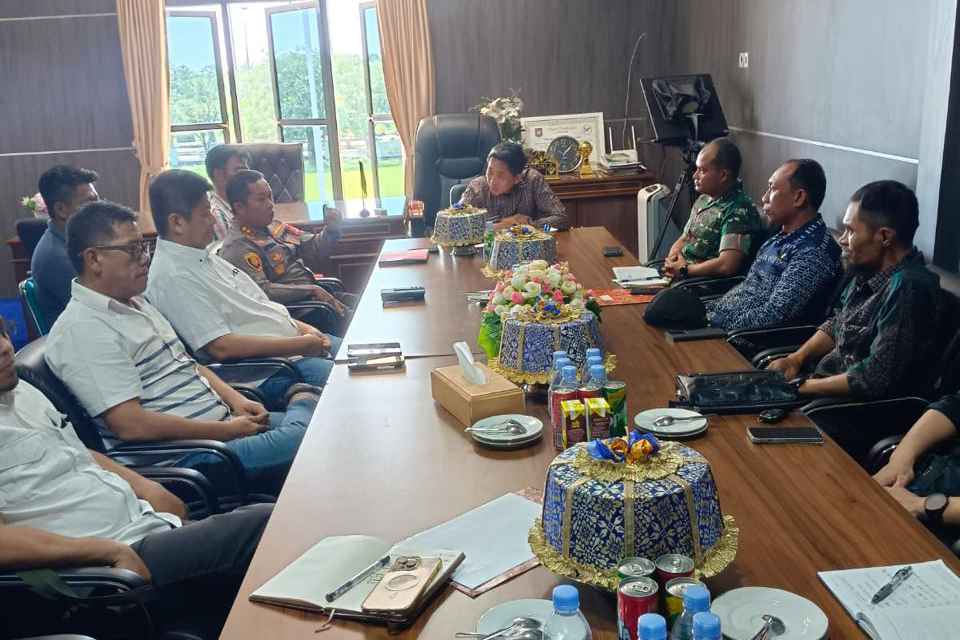 Foto PT PAM Mineral saat sejumlah kegiatan kerja dengan PT BIM. Serta beberapa kali pertemuan di ruangan kantor PT BIM dengan Dirut PT PAM Mineral Rudi Tjanaka.