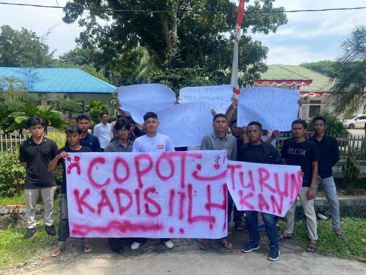 Air Sungai Batang Serangan Tercemar, Puluhan Mahasiswa Berujuk Rasa ke Kantor Lingkungan Hidup