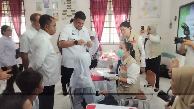 Gubernur Sumatera Utara (Sumut) Bobby Nasution didampingi Bupati Serdangbedagai Darma Wijaya, meluncurkan program Cek Kesehatan Gratis (CKG) anak sekolah se-Sumut, secara daring di SMAN 1 Perbaungan, Serdangbedagai (Sergai), Rabu (20/82025). Gubernur dan rombongan juga meninjau langsung pelaksanaan cek kesehatan gratis untuk siswa di SMP Negeri 1 Perbaungan. Foto/Diskominfo Sumut