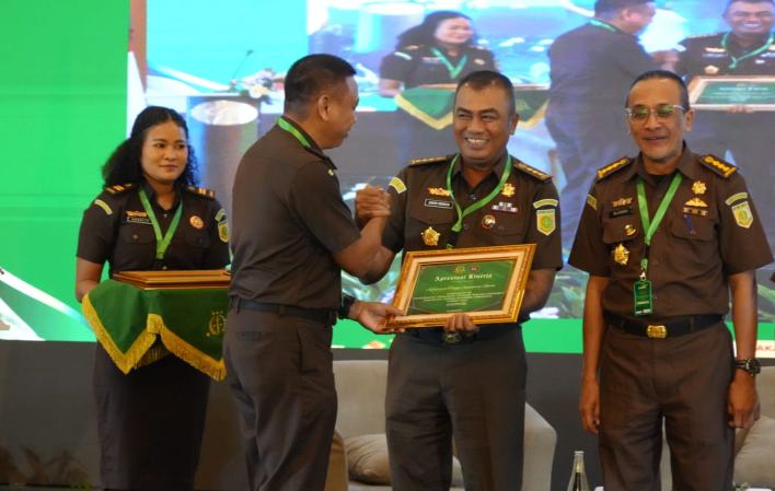 Kajati Sumatera Utara Dr Harli Siregar SH MHum diwakili Asisten Intelijen Andri Ridwan,SH.,MH menerima apreasiasi dari pimpinan Kejaksaan Republik Indonesia serta memperoleh piagam penghargaan sebagai bidang intelijen terbaik ke-III.
