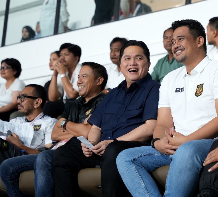 Gubernur Sumatera Utara (Sumut) Bobby Nasution bersama Ketua Umum PSSI Erick Tohir saat menyaksikan pertandingan perdana Timnas U-17 melawan Tajikistan di Stadion Utama Sumatera Utara, Selasa (12/8/2025). Foto/Diskominfo Sumut