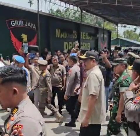 Gubernur Sumatera Utara, Bobby Nasution memimpin perobohan markas Ormas diduga menjadi tempat hiburan malam (THM) ilegal Marcopolo di Jalan Sei Petani, Kecamatan Kutalimbaru, Kabupaten Deliserdang, Kamis (14/8/2025) sekira pukul 12.40 WIB.