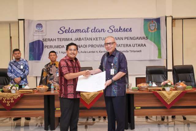 Serah terima jabatan (Sertijab) Ketua Dewan Pengawas (Dewas) Perusahaan Umum Daerah (Perumda) Provinsi Sumatera Utara (Sumut) dari Effendy Pohan kepada Sekretaris Daerah Provinsi (Sekdaprov) Sumut Togap Simangunsong, berlangsung di Aula Lantai 4, Kantor Pusat Perumda Tirtanadi Sumut, Jalan SM Raja Medan, Jumat (1/8/2025). Foto/Diskominfo Sumut
