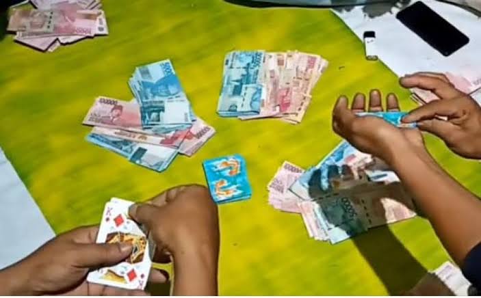 Masyarakat Kec. Kualuh Leidong Resah Banyaknya Perjudian Kartu Remi  