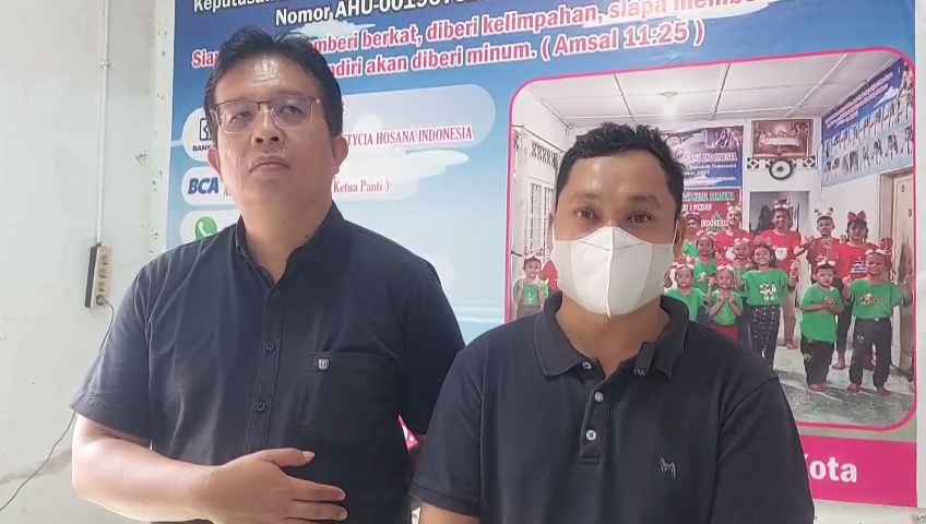 Perwakilan pengurus panti asuhan, T Halawa dan Kuasa hukum pemilik Yayasan Letycia Hosana Indonesia, Andris Tarihoran, SH.MH.