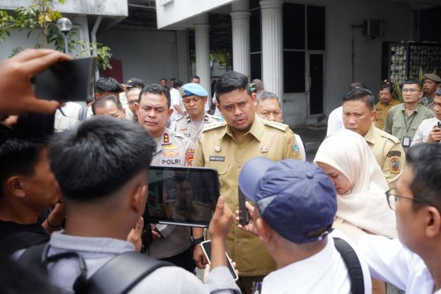 Gubernur Sumut, Bobby Nasution bersama Forkopimda Sumut saat diwawancarai para wartawan di Kantor DPRD Sumut, Jalan Imam Bonjol, Medan (1/9/2025). Foto/Diskominfo Sumut