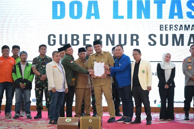 Gubernur Sumatera Utara (Sumut) Bobby Afif Nasution bersama Wakil Gubernur Sumut Surya dan Forkopimda, melakukan doa lintas agama bersama sejumlah aliansi buruh, mahasiswa dan abang Ojol di Aula Tengku Rizal Nurdin, Jalan Sudirman No 41 Medan, Selasa (02/09/2025). Foto/Diskominfo Sumut