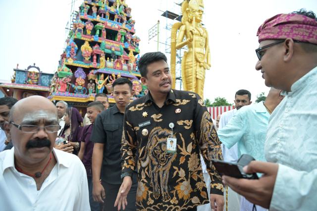 Gubernur Sumatera Utara (Sumut) Bobby Afif Nasution menghadiri peresmian dan penyucian (Maha Kumba Abisegam) Kuil Shri Raja Rajesvari Amman di Desa Padang Cermin, Kecamatan Selesai, Kabupaten Langkat, Kamis (4/9/2025). Foto/Diskominfo Sumut