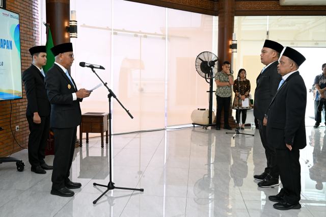 Wakil Gubernur Sumut Surya melantik Uswatul Hasan sebagai Direktur PT Perkebunan Sumut dan Swangro Lumbanbatu sebagai Direktur PD Aneka Industri dan Jasa, di Anjungan lantai 9, Kantor Gubernur Sumut, Jalan Diponegoro No. 30, Medan, Kamis (4/9/2025). Foto/Diskominfo Sumut 