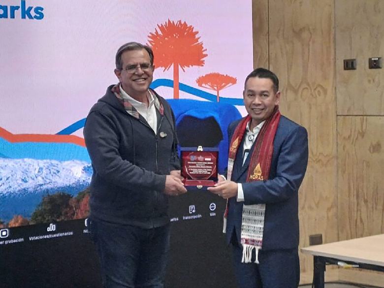 GM BP Toba Caldera UNESCO Global Geopark, Azizul Kholis, memberikan plakat kenang-kenangan kepada Presiden Dewan Eksekutif GGN, Zouros Nikolaos. Foto/Diskominfo Sumut