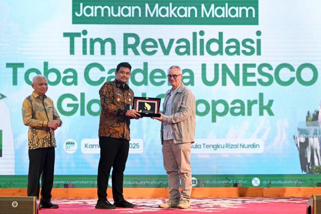 Gubernur Sumut Bobby Nasution dan Wakil Gubernur Sumut Surya menjamu makan malam Tim Revalidasi Kaldera Toba UNESCO Global Geopark di Aula Tengku Rizal Nurdin, Rumah Dinas Gubernur Sumut, Jalan Sudirman No. 41, Medan, baru-baru ini. Foto/Diskominfo Sumut