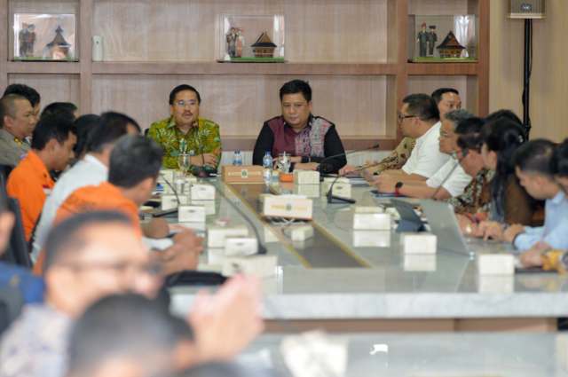 Sekretaris Daerah Provinsi Sumatera Utara (Sumut) Togap Simangunsong memimpin Rapat Persiapan Event Trail of The Kings by Ultra-Trail du Mont Blanc (UTMB) di Ruang Rapat 3 Lantai 2 Kantor Gubernur Sumut Jalan Diponegoro Kota Medan, Kamis (11/9). Kompetisi lari lintas alam internasional ini akan diselenggarakan pada 17-19 Oktober 2025 mendatang. Foto/Diskominfo Sumut