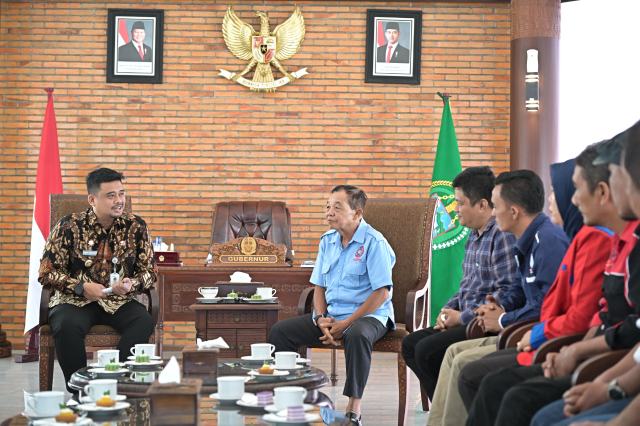 Gubernur Sumatera Utara (Sumut) Muhamamd Bobby Afif Nasution bertemu dengan Pengurus Asosiasi Gerak Buruh untuk Sumatera Utara yang Kondusif, di Anjungan Lantai 9, Kantor Gubernur Sumut, Jalan Pangeran Diponegoro Nomor 30 Medan, Kamis (11/9/2025). Foto/Diskominfo Sumut