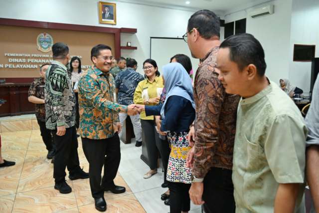 Sekdaprov Sumut Togap Simangunsong mengunjungi Dinas Penanaman Modal dan Pelayanan Terpadu Satu Pintu (PMPTSP) Sumut, Jalan KH Wahid Hasyim, Medan, Jum'at (12/9/2025). Foto/Diskominfo Sumut