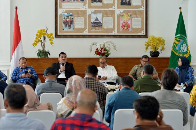 Pemerintah Provinsi Sumatera Utara (Sumut) melalui sejumlah Organisasi Perangkat Daerah Provinsi Sumut melakukan Konferensi Pers di Anjungan Dekranasda Kantor Gubernur Sumut Jalan Diponegoro Kota Medan, Rabu (17/9/2025). Hal tersebut dilakukan terkait Sumut yang telah meraih predikat Universal Health Coverage (UHC). Foto/Diskominfo Sumut